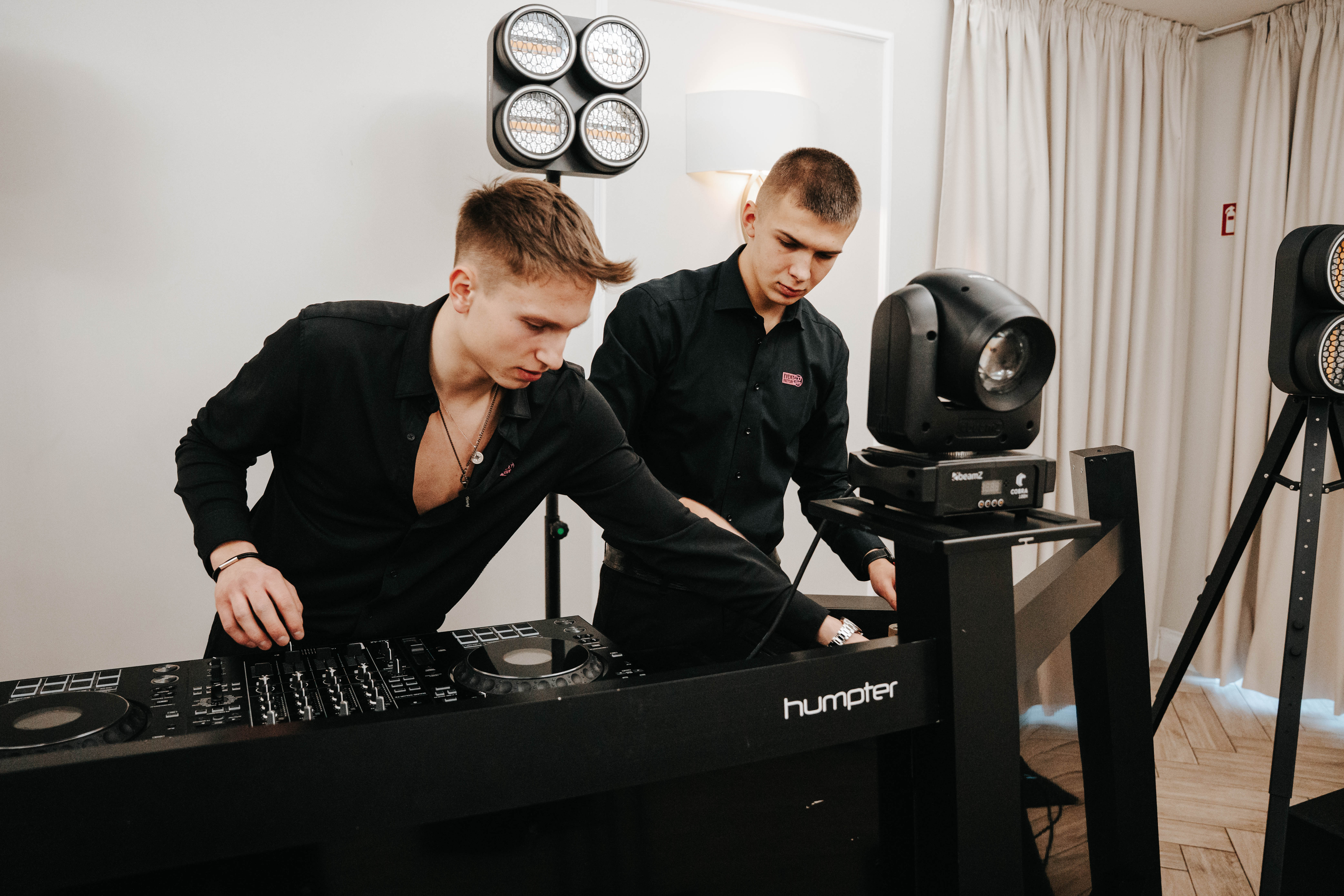 Dekoracja światłem sali weselnej - klimatyczne oświetlenie LED